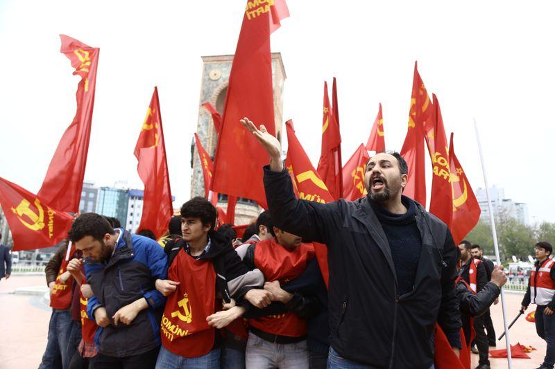 Taksim'de Komünist Parti'den korsan gösteri