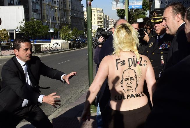Fransa'daki 1 Mayıs kutlamasında FEMEN eylemi