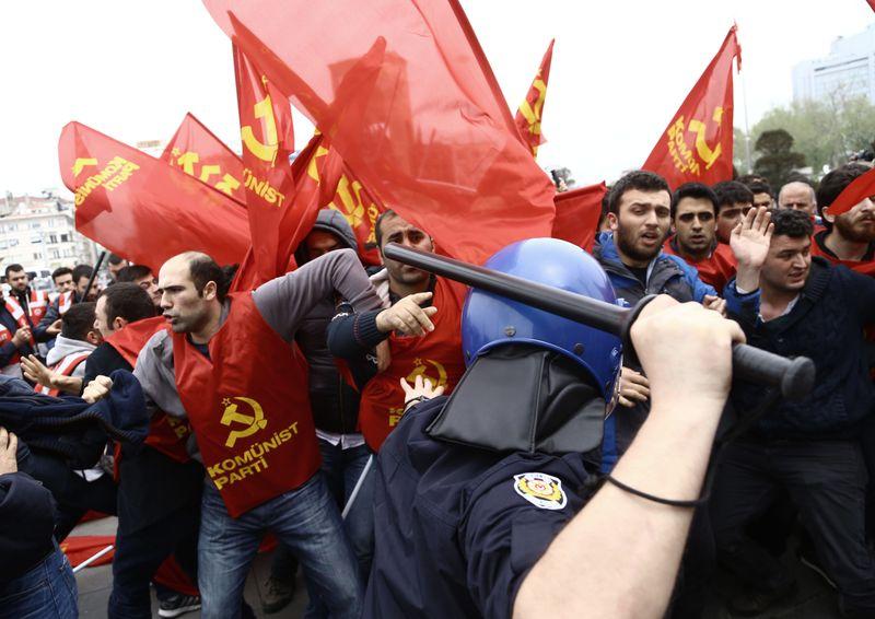 Taksim'de Komünist Parti'den korsan gösteri