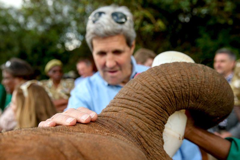 John Kerry yavru fille selfie çekti