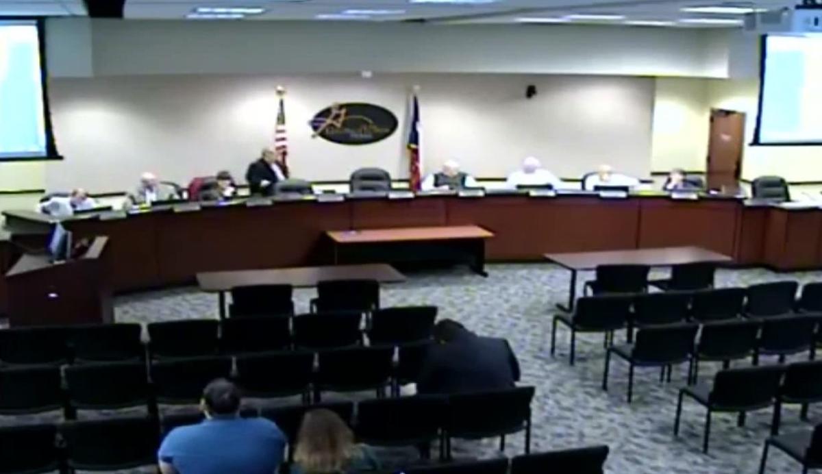 Texas'ta belediye meclis üyesi mikrofonla tuvalete gitti