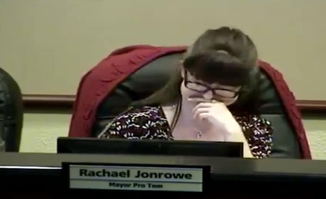 Texas'ta belediye meclis üyesi mikrofonla tuvalete gitti