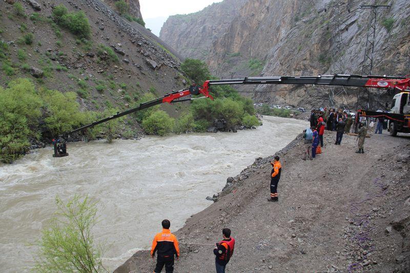 Hakkari'de Zap Suyu'na uçan otomobildeki 5 cesede ulaşıldı