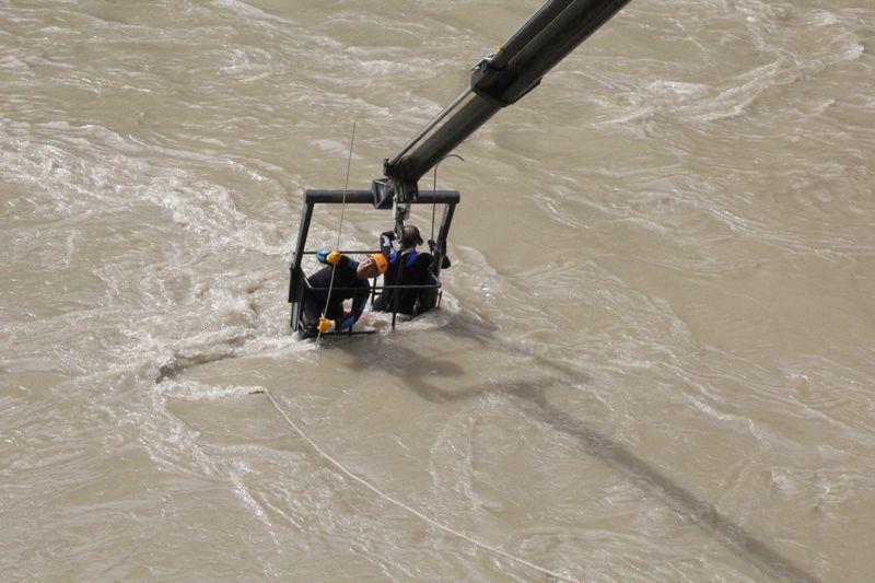 Hakkari'de Zap Suyu'na uçan otomobildeki 5 cesede ulaşıldı