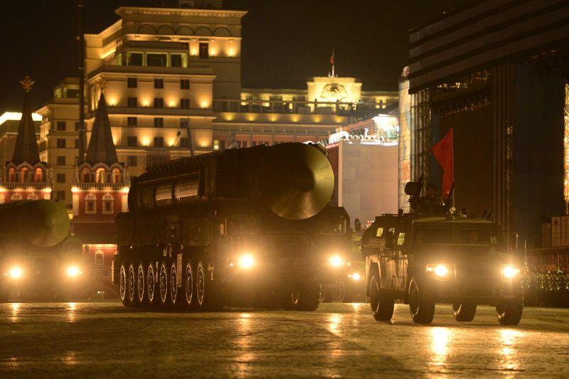 Rus tankları Kızıl Meydan'a indi