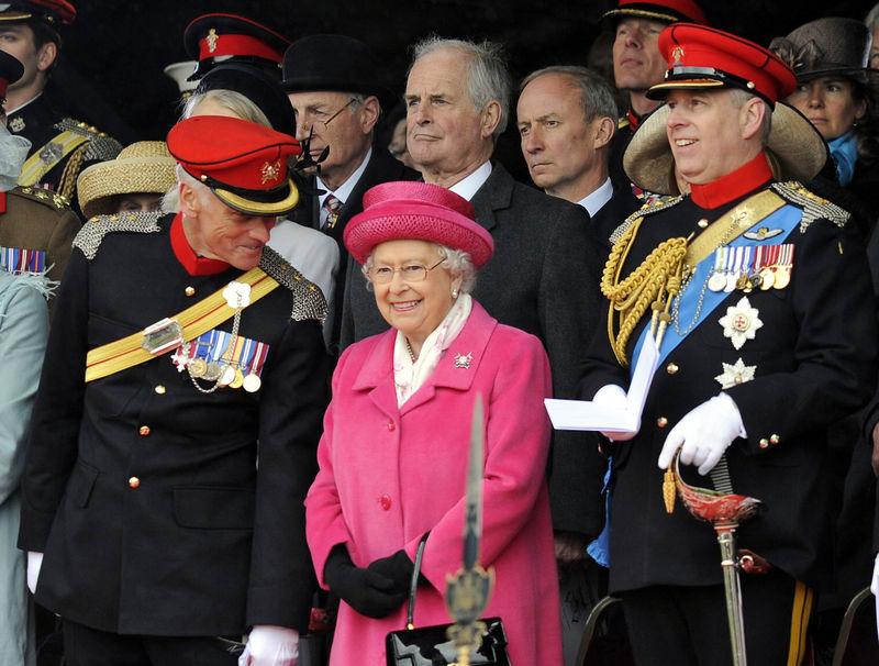 Prenses Charlotte Kraliçe Elizabeth'le tanıştı