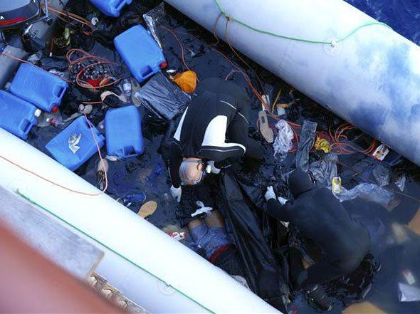 Akdeniz'de göçmenler hayatta kalmak için birbirini ezdi