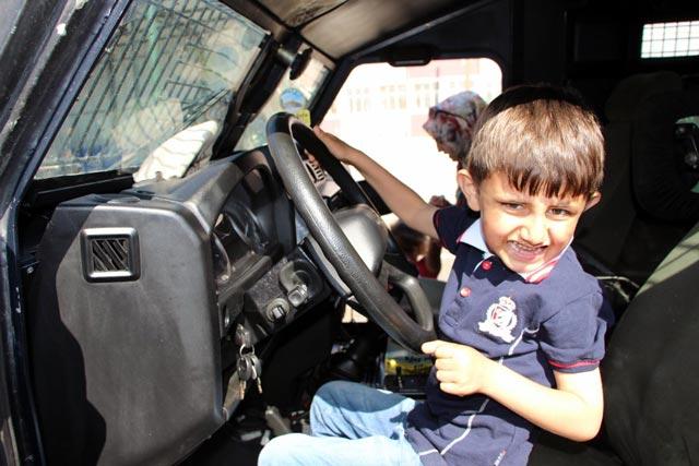 Şırnak'ta çocuklar TOMA'dan tazyikli su sıktı