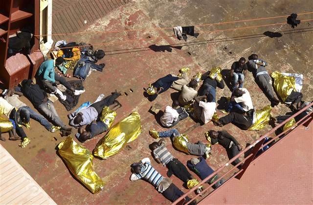 Akdeniz'de göçmenler hayatta kalmak için birbirini ezdi