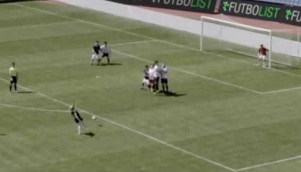 Burcu Esmersoy'dan muhteşem frikik