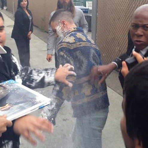 Adam Levine'ye pudra şekerli saldırı