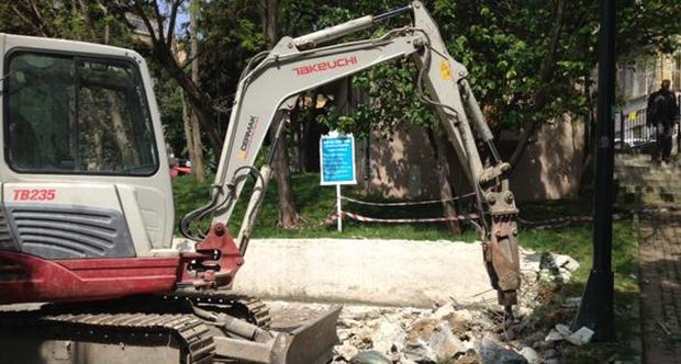 CHP'li belediye Abbasağa'ya iş makinesiyle girdi