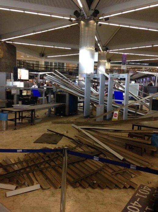 Atatürk Havalimanı'nda asma tavan çöktü