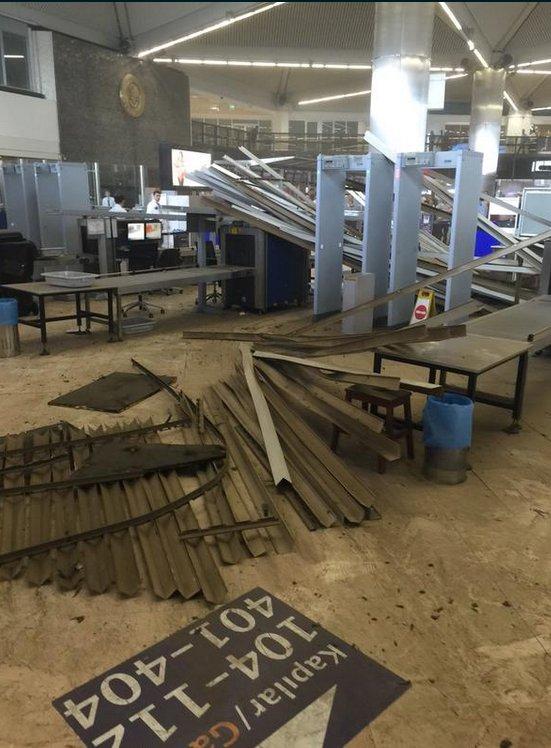 Atatürk Havalimanı'nda asma tavan çöktü