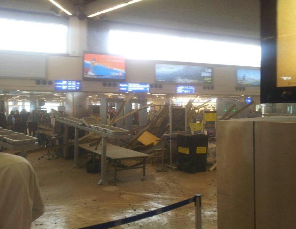 Atatürk Havalimanı'nda asma tavan çöktü