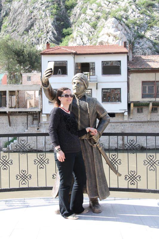 Amasya'da selfie çeken şehzade heykeli