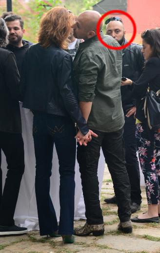 Demir Demirkan sevgilisini öperken Hayko Cepkin