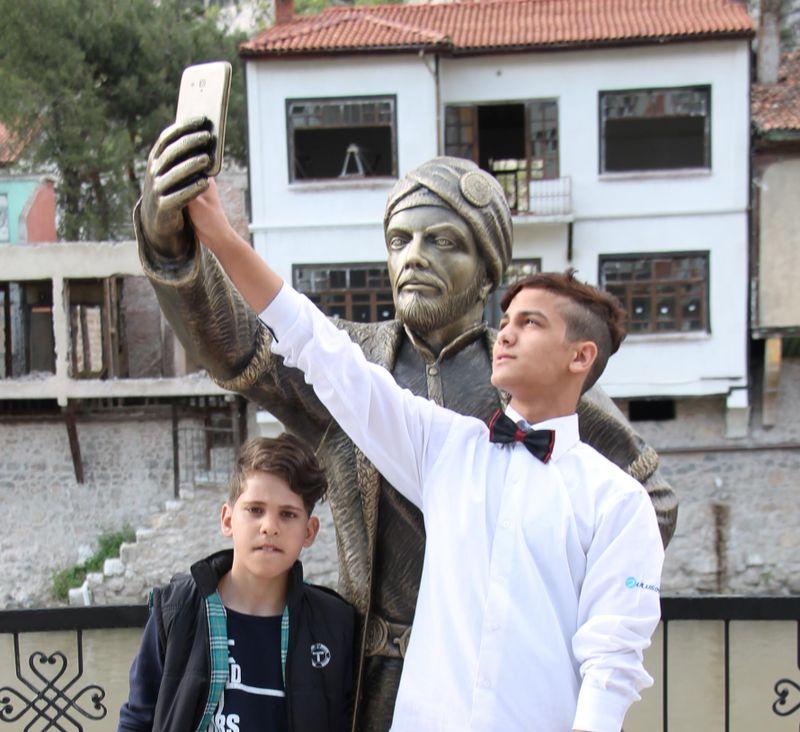 Amasya'da selfie çeken şehzade heykeli
