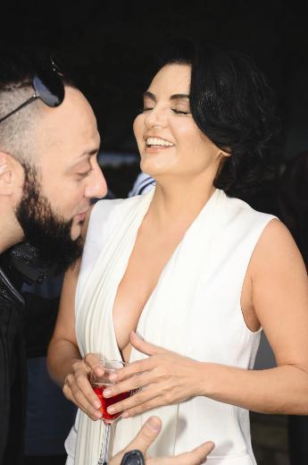 Demir Demirkan sevgilisini öperken Hayko Cepkin