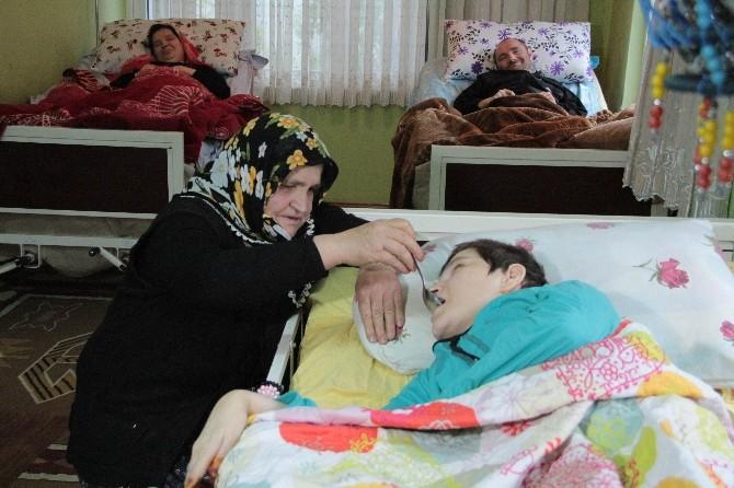 Samsun'da bir anne 4 engelli çocuğuna tek başına bakıyor