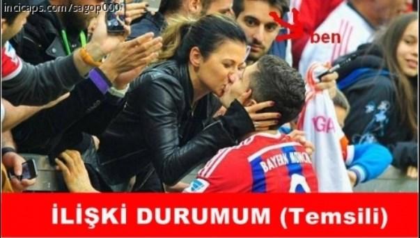 Demir Demirkan sevgilisini öperken Hayko Cepkin