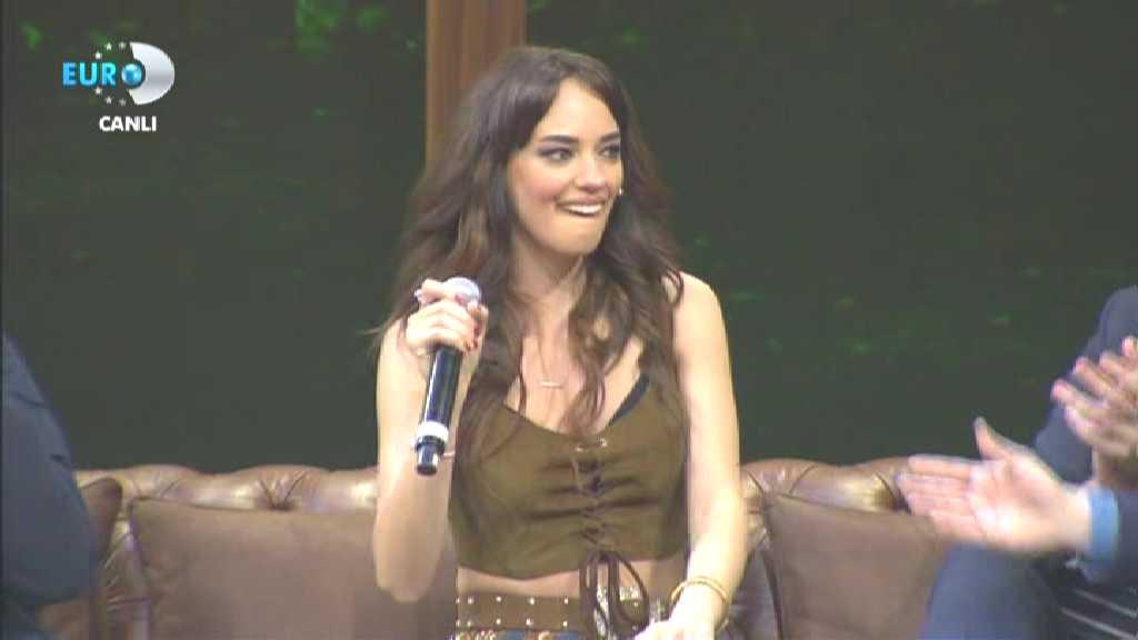 Beyaz'dan Seda Bakan'a yuhalama şakası