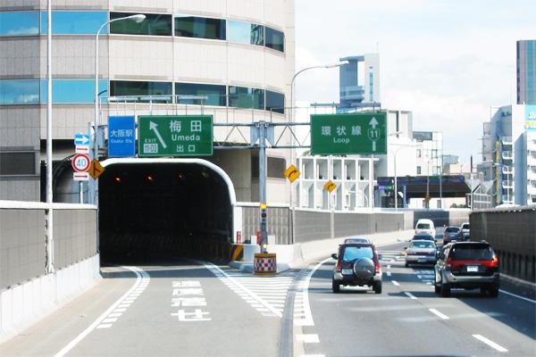 İçinden yol geçen gökdelen