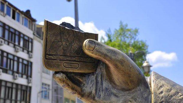 Amasya'daki selfie çeken heykelin telefonunu kırdılar