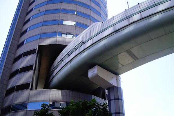 İçinden yol geçen gökdelen