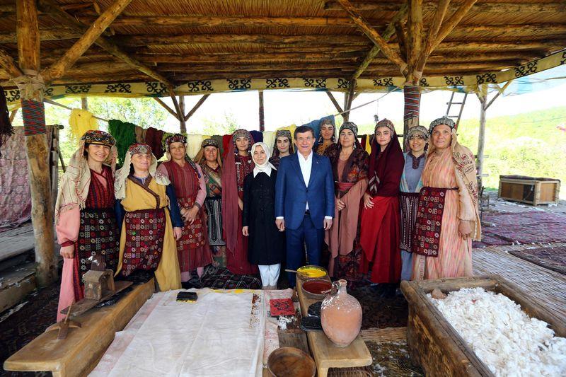 Başbakan Davutoğlu Diriliş Ertuğrul dizi setinde