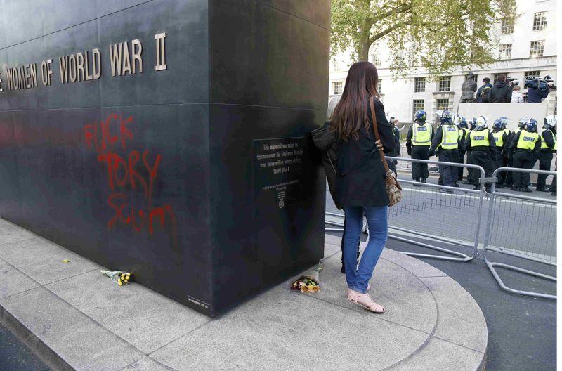 İngiltere polisi seçimi protesto edenlere müdahale etti