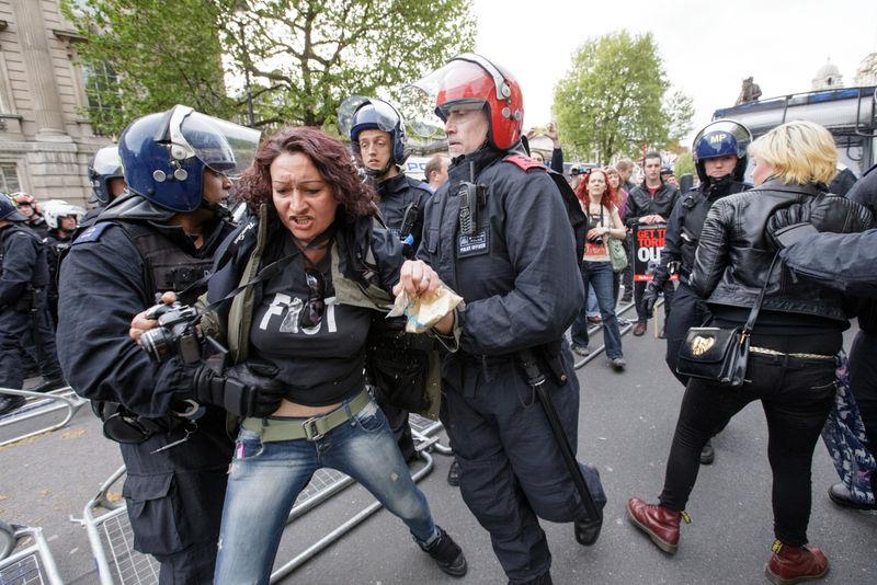 İngiltere polisi seçimi protesto edenlere müdahale etti