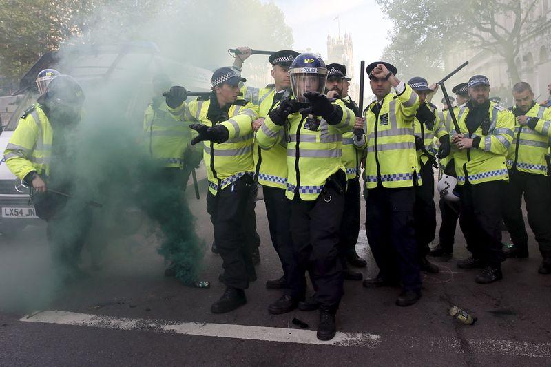 İngiltere polisi seçimi protesto edenlere müdahale etti