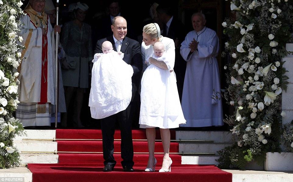 Monako Prensi'nin ikizleri vaftiz edildi