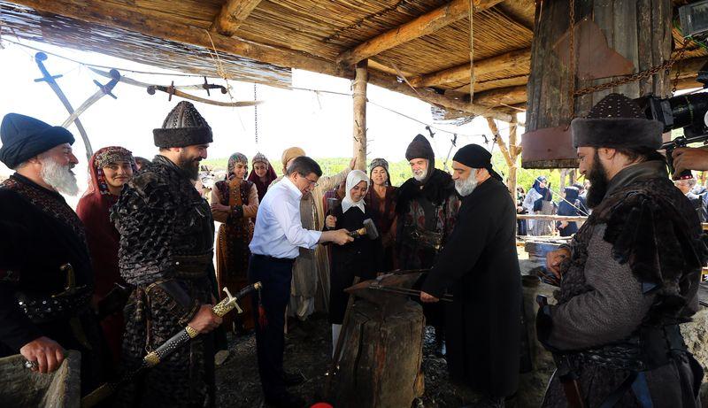 Başbakan Davutoğlu Diriliş Ertuğrul dizi setinde
