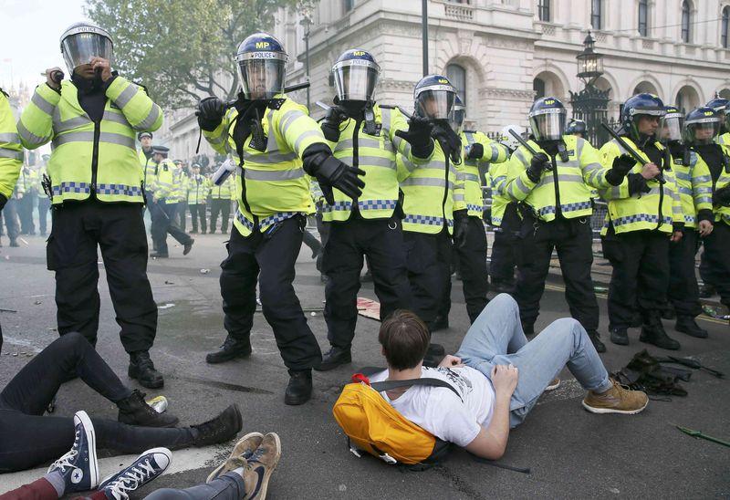 İngiltere polisi seçimi protesto edenlere müdahale etti