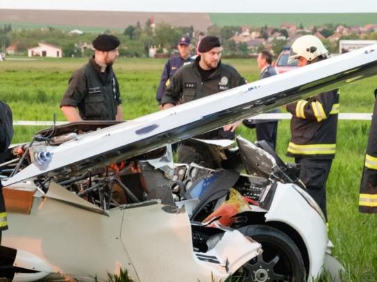 Uçan araba yere çakıldı