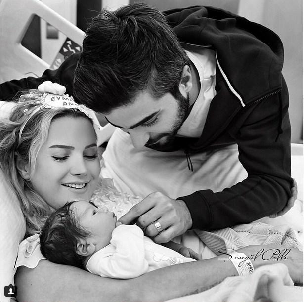 Ece Erken bebeğini gösterdi