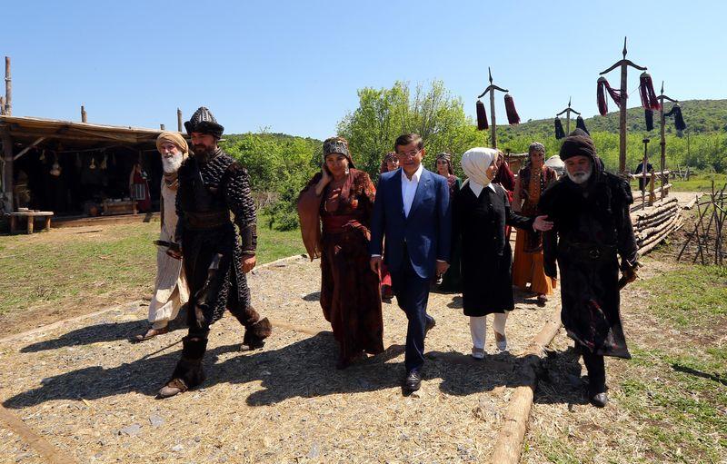 Başbakan Davutoğlu Diriliş Ertuğrul dizi setinde