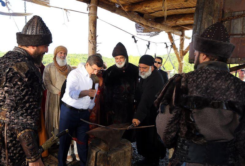 Başbakan Davutoğlu Diriliş Ertuğrul dizi setinde