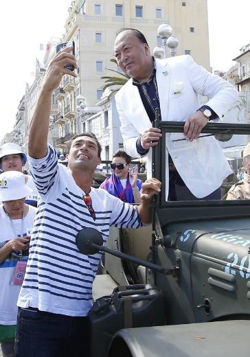 Çinli iş adamı 6400 elamanını Fransa'ya tatile götürdü