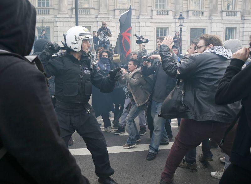 İngiltere polisi seçimi protesto edenlere müdahale etti
