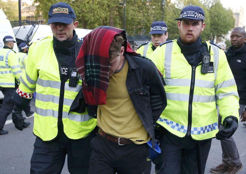 İngiltere polisi seçimi protesto edenlere müdahale etti
