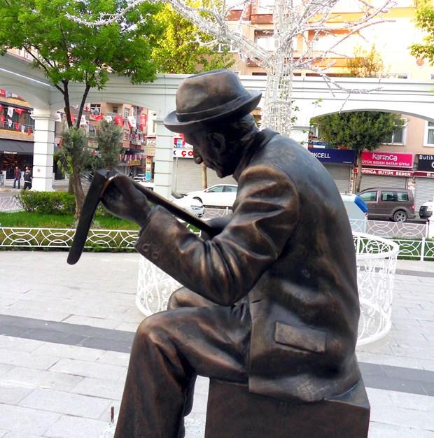 Avcılar'da Aşık Veysel heykelinin sazının sapı kırıldı