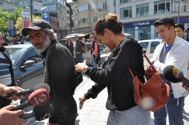 Hülya Avşar dilenci adamın poposuna vurdu