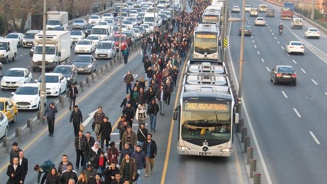 Şirinevler'de yolcu metrobüs şoförünü bıçakladı
