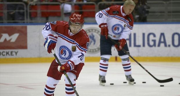 Rusya Devlet Başkanı Putin hokey oynadı