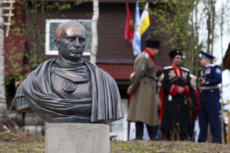 Rusya’da İmparator Putin anıtı dikildi