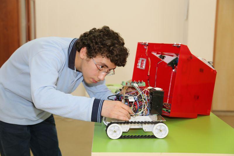 Trabzonlu öğrenciden kaçakları haber veren robot