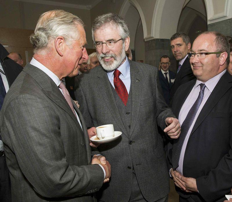 Prens Charles ile Gerry Adams tokalaştı